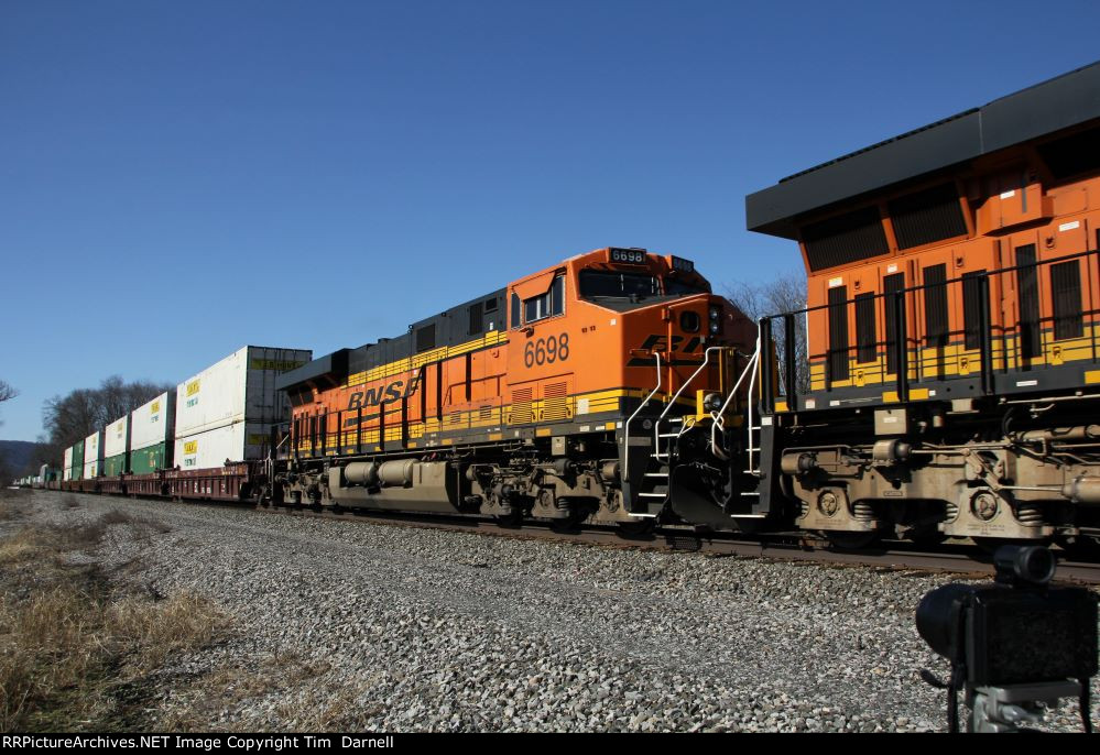 BNSF 6698 on NS 264